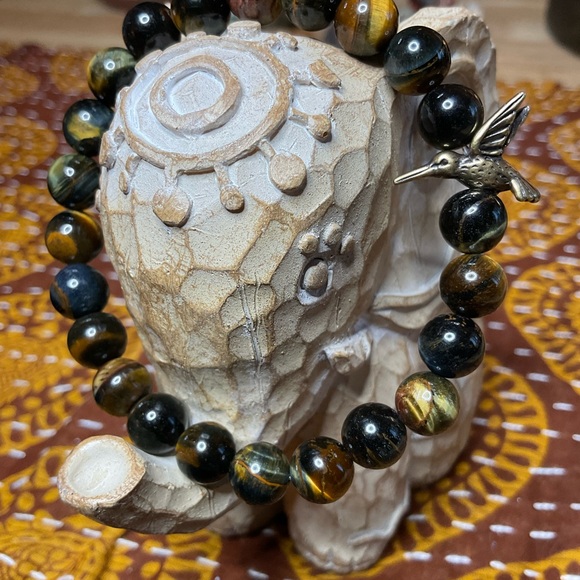 Hawkeye Tigers Eye (8mm)with Bronze Hummingbird 🐦⬛ - Picture 4 of 6